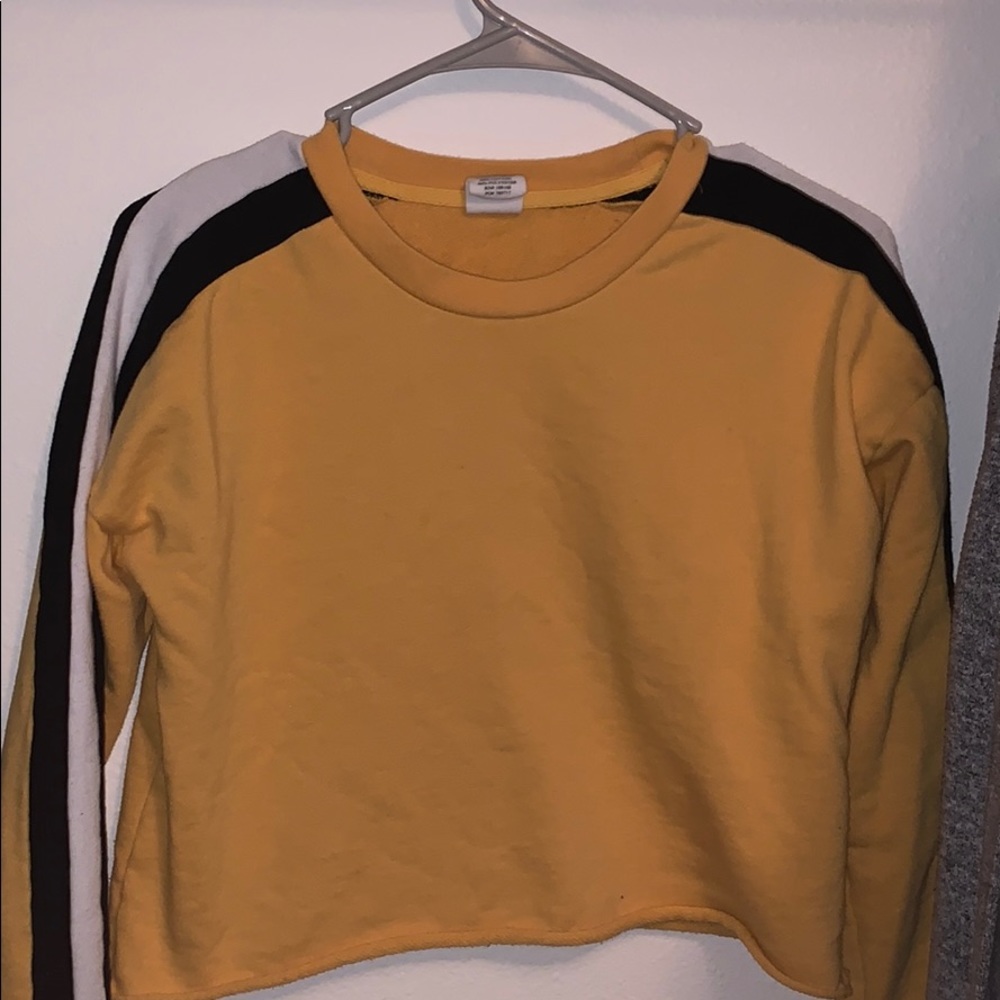 Cute yellow long sleeve cropped top